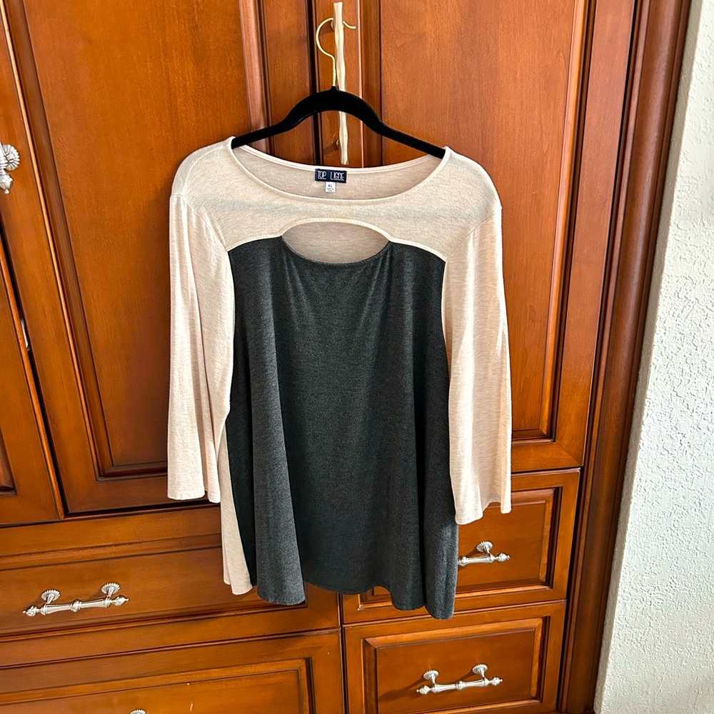 TOP LIGNE CREAM AND GRAY RAYON & SPANDEX  LONG SWING TEE TOP SIZE XL